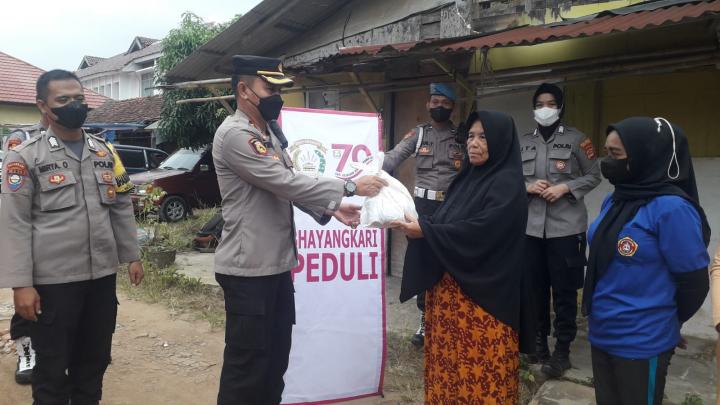 Jumat Barokah, Polsek Telukbetung Utara Bagikan Sembako di Kelurahan Gulak Galik 