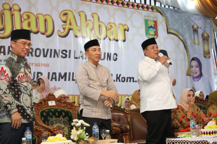 Gubernur Arinal dan Ibu Riana Bersama Ribuan Masyarakat Hadiri Pengajian Akbar Pemprov Lampung di Tanggamus 