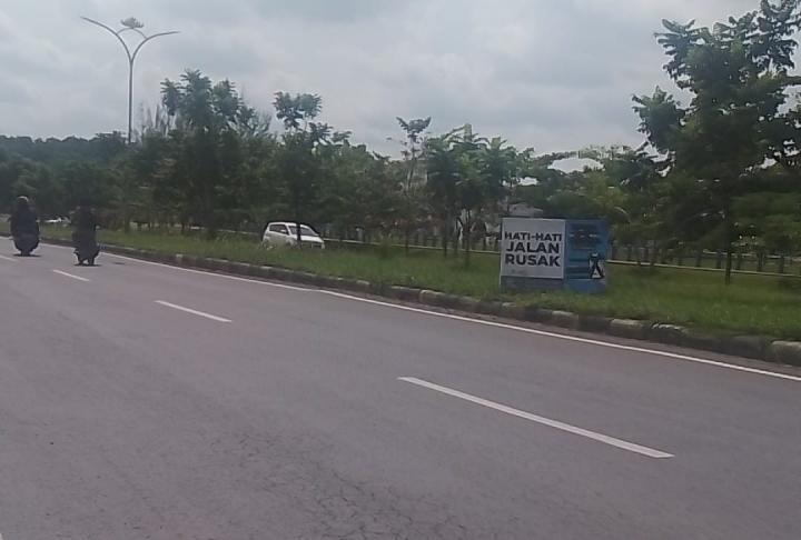 Lebaran Sebentar Lagi, Jalan Terusan Ryacudu Belum Juga Diperbaiki 