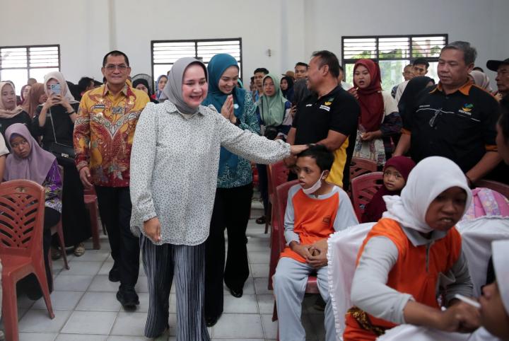 Sampaikan Salam Dari Gubernur Lampung, Riana Sari Arinal Serahkan Bansos 