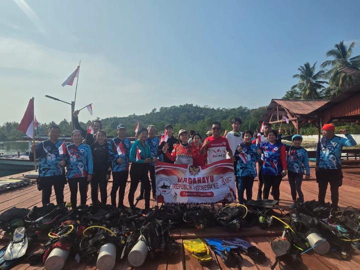 Corona Diving Club Lampung Mengadakan Upacara Pengibaran Bendera Dibawah Laut