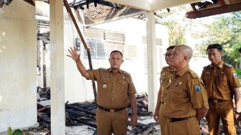 Paska Terbakar, Bupati Lamsel Tinjau Rumah Dinas Camat Penengahan 