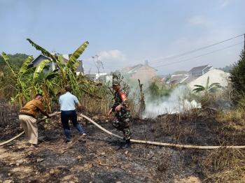 Minimalisir Dampak, Babinsa dan Warga Bantu Damkar saat Kebakaran Lahan di Bukit Klutum