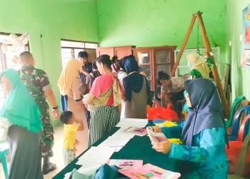 Bersama Mahasiswa KKN, Babinsa Sumberrejo Bojonegoro dampingi kegiatan Posyandu Balita