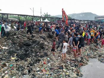 Ribuan Masyarakat Bandar Lampung Tumpah Ruah Bersihkan Sampah di Pantai Sukaraja 