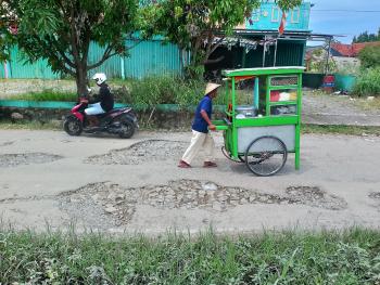 Jalan Raden Saleh Kembali Rusak, Warga Harap Segera Diperbaiki 