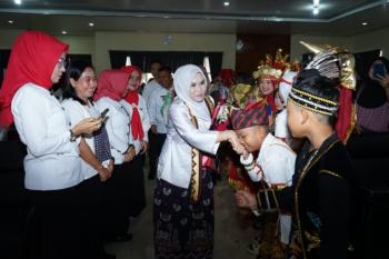 Momentum Menambah Wawasan, Ketua Umum DKLS Hj.Winarni Hadiri Lomba Tari Kreasi dan Musik Tradisional