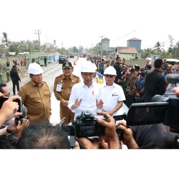 Bupati Lampung Tengah Dampingi Presiden Jokowi Saat Kunjungan Ke Rumbia 