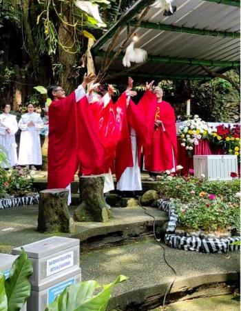 Melepas Burung Merpati dan Perayaan Pentakosta  Dengan Gerakan Sepuluh Ribu Mawar