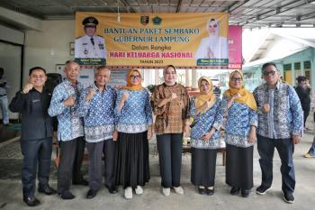 Ibu Riana Sari Arinal Bagikan Bantuan Sembako di Kota Metro 