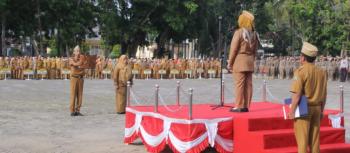 Asisten Pemerintahan dan Kesra Eka Rianrtinawati Pimpin Upacara Mingguan Di Lingkup Pemkab Lamsel