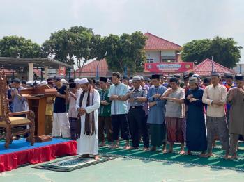 Antusias Ratusan Warga Binaan Lapas Narkotika Bandar Lampung Sholat Istisqa, Bermunajat Memohon Turun Hujan