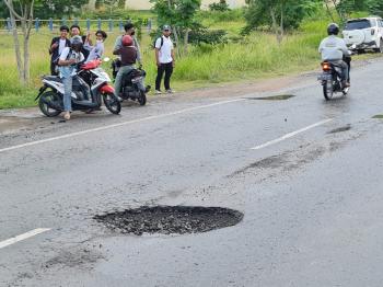 Lubang Menganga Hampir Telan Korban Jiwa, Pemerintah Diharap Segera Perbaiki 