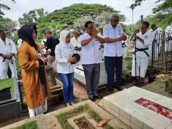 Ketua Umum PB. PERKEMI Laksdya TNI (Purn) Dr. Agus Setiadji S.A.P., M.A Napak Tilas Makam Sensei Utin Shahraz di Jawa Timur