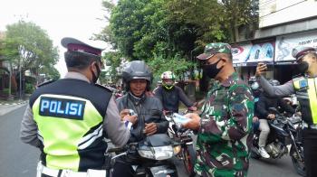 Kodim dan Satlantas Polres Gencar Bagi masker