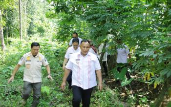 Bupati Lampung Selatan Berikan Bantuan Slamet Purnomo Korban Kebakaran 