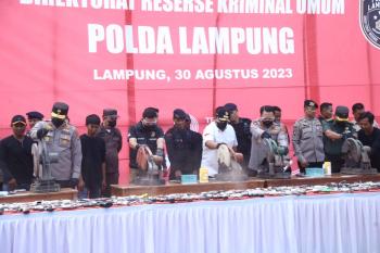 566 Senpi Rakitan serta 295 Amunisi Dimusnahkan Dalam Perayaan HUT TEKAB 308 Polda Lampung 