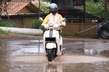 Jangan Terobos Genangan Air Kalau Tidak Mau Motor Brosis Seperti Ini 