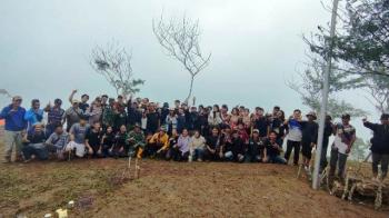 Mahasiswa dan Pelajar Kolaborasi dengan Warga Pekon Selapan Gelar Gerakan Menanam Pohon di Calliandra Hills Pringsewu