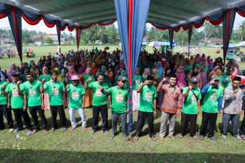 Tingkatkan Kenyamanan Ibadah Jemaah, Santrine Abah Ganjar Berikan Bantuan Karpet Musala untuk 7 Dusun di Lampung