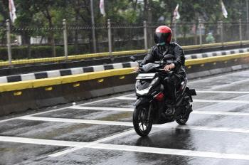 Musim Hujan Tiba, Perhatikan Hal Ini Saat Berkendara 