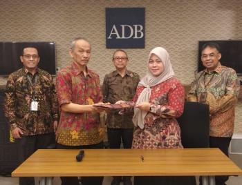 Unila Menerima Donasi Peralatan Medis dari ADB untuk Meningkatkan Layanan Kesehatan