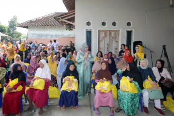 Peringati Hari Lanjut Usia Nasional, Ketua Umum LKKS Provinsi Lampung Ibu Riana Sari Arinal Serahkan Bantuan Sembako kepada Masyarakat Desa Jati Mulyo, Lampung Selatan