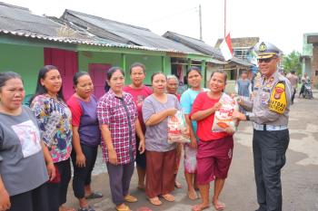 Polresta Bandar Lampung Salurkan Bansos ke Nelayan dan Warga Pesisir di Lempasing