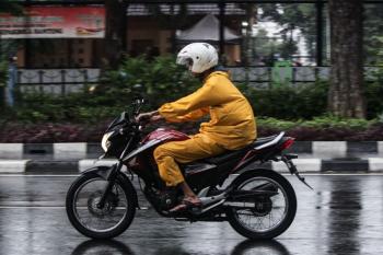 Cara Menyimpan Jas Hujan Agak Enggak Bau Apek Dan Berjamur 