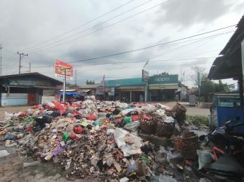 Buat Tak Nyaman, Sampah di Pasar Kedondong Berserakan hingga Timbul Bau Busuk