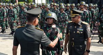 Pangdam Udayana Puji Patriotisme Joni Pemanjat Tiang Menggapai Cita-citanya