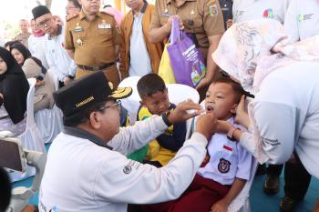 Pj Gubernur Lampung Samsudin Lakukan Tetes Polio Pertama, Tanda di Mulainya Program Imunisasi Polio Massal di 15 Kabupaten / Kota di Provinsi Lampung 