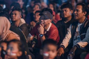 Bacagub Rahmat Mirzani Djausal Semangat Berbaur Dengan Masyarakat Saat Nobar Sepak Bola Antara Indonesia dan Guinea di Pkor Wayhalim  