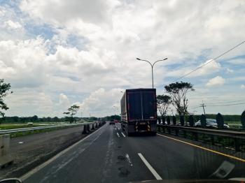 Lapor! Sepanjang Jalan Tol Jakarta-Merak Banyak Lubang Bahayakan Pengendara