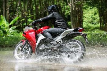 Tips Mengendarai Motor di Jalanan Basah 