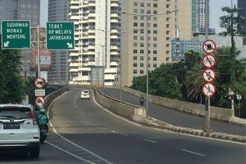 Nekat Terobos JLNT Casablanca, Pengendara Motor Tewas di Tempat Usai Tabrak Pembatas Jalan