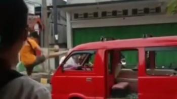 Viral, Angkot Diserang Sekelompok Orang, Kaca-kaca Hancur dan Berserakan