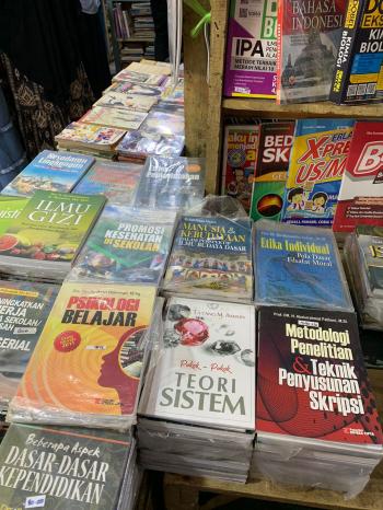 Kurikulum Sering Ganti, Pedagang Buku di Bandar Lampung Dibuat Bingung