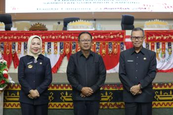 Sekdaprov Fahrizal dan Ketua DPRD Mingrum Gumay Tandatangani Nota KUA-PPAS APBD Provinsi Lampung Tahun Anggaran 2025  