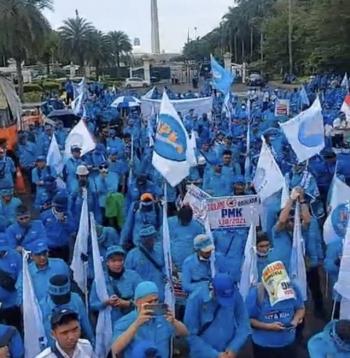 Demo Karyawan KAI Di Stasiun Gambir, Perjalanan Kereta Api Tak Akan Terganggu