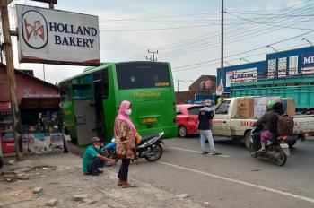 Solar Langka, Akibat Antrian Panjang Supir Bus Kehilangan Penumpang