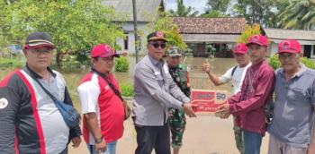 Ketut Rameo, Anggota DPRD Provinsi Lampung Menyambangi Korban Banjir di Kabupaten Tulang Bawang 