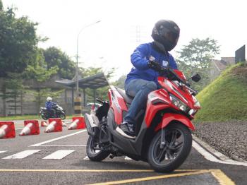 Penyebab Motor Oleng Saat Menikung di Jalan 