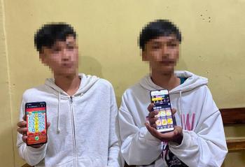 Asyik Bermain Judi Online di HP, Dua Remaja OKU Selatan Ditangkap Tekab 308 Polres Tulang Bawang