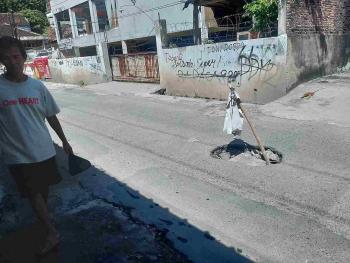 Lubang di Tengah Jalan Arjuna, Bandar Lampung Dipasangi Batang Kayu 