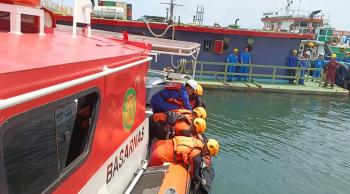 Tim SAR Gabungan Evakuasi Jenazah Anonim di Dermaga Cargil Srengsem Kecamatan Panjang Kota Bandar Lampung 