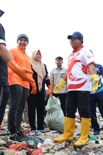 Penjabat Gubernur Lampung Samsudin Buka Kegiatan Coastal Clean Up 2024 di Pantai Payang Panjang 