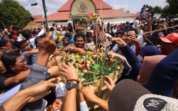 Grebeg Maulud Kraton Ngayogyakarta, Ratusan Warga Berebut Gunungan