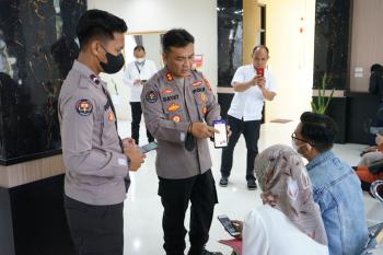 Sosialisasikan aplikasi Polri Super Apps pada masyarakat, personil Humas Polda Lampung sampaikan hal ini