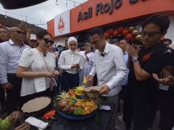 Dihadiri Raffi Ahmad, Nagita Slavina dan Putri Zulhas Grand Opening Outlet Rojo Sambel si Aa